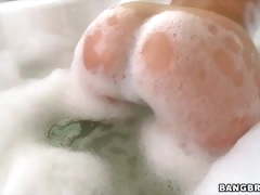 Jada stevens takes a naked bath